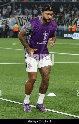 Brasiliens korinthischer niederländischer Stürmer Memphis Depay wärmt sich vor dem zweiten Halbfinalspiel der CONMEBOL Copa Sudamericana gegen den argentinischen Racing Club im Stadion Presidente Peron in Avellaneda, Provinz Buenos Aires, Argentinien am 31. Oktober 2024 auf. Stockfoto