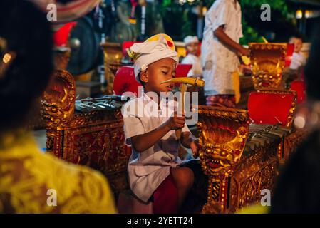 YOGYAKARTA, INDONESIEN - 4. AUGUST 2024 indonesische ethnische Musiker in traditionellen javanischen Kostümen, die Gamelan spielen. Hochwertige Fotos Stockfoto