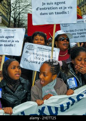 Paris, Frankreich, Menschenmassen, Kinder, Armut, Demonstration afrikanischer Migranten für rechtes dauerhaftes Wohnen, "Droit au Logement, D.A.L.", N.G.O. Stockfoto