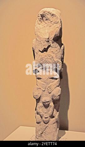 Skulptur in Form eines Totempfols aus dem 12. Jahrtausend frühneolithisch gefunden in Gobekli Tepe, Sanliurfa Museum, Südosttürkei Stockfoto