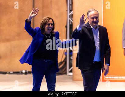 Las Vegas, USA. 31. Oktober 2024. Vizepräsidentin und Kandidat der Demokratischen Partei für Präsident Kamala Harris mit Ehemann zweiter Gentleman Doug Emhoff auf der Bühne einer Wahlkampagne im Craig Ranch Amphitheater am Freitag, den 31. Oktober 2024 in Las Vegas, Nevada. Foto: Paul Citone/imageSPACE Credit: Imagespace/Alamy Live News Stockfoto