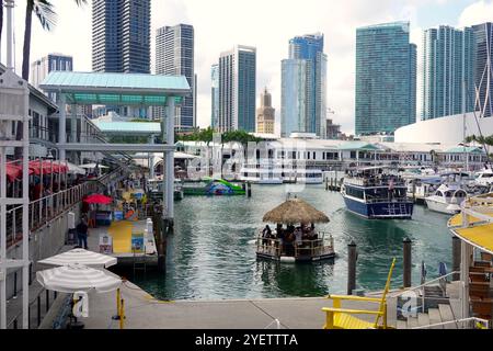 Schwimmende Bar im Yachthafen am Bayside Marketplace, Miami, Florida, USA Stockfoto