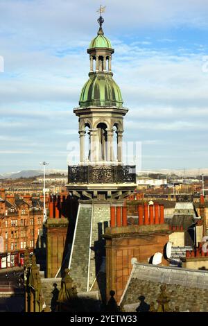 Kupferbedeckte Kuppel und kunstvolle Geländer auf den viktorianischen Charing Cross Mansions in Glasgow, Schottland Stockfoto