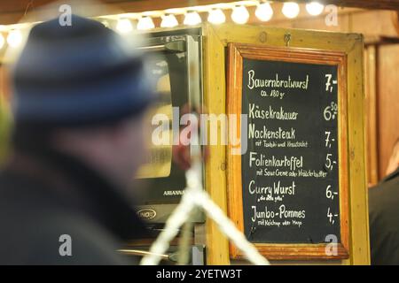 Hamburg, Deutschland. November 2024. Eine Preisliste hängt an einem Schrank eines Schaukelgrills auf dem Wandsbeker Winterzauber Weihnachtsmarkt. Quelle: Marcus Brandt/dpa/Alamy Live News Stockfoto