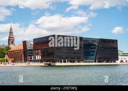 Das Black Diamond-Gebäude in Kopenhagen, Dänemark, wurde 1999 von dem dänischen Architekten Schmidt Hammer Lassen entworfen, um die Königliche Bibliothek zu erweitern. Stockfoto