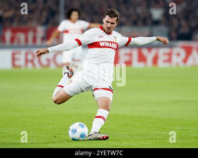 Stuttgart, Deutschland. Oktober 2024. Deutschland, Stuttgart, DFB-Cup, Fußball, VfB Stuttgart - 1. FC Kaiserslautern, MHP Arena, 29. Oktober 2024, Ligaspiel, 2. Runde, Männer, Saison 2024/25 Pascal Stenzel (VFB Stuttgart, 15), DFB-VORSCHRIFTEN VERBIETEN JEDE VERWENDUNG VON FOTOGRAFIEN ALS BILDSEQUENZEN UND/ODER QUASI-VIDEO. Quelle: HMB Media/Alamy Live News Stockfoto