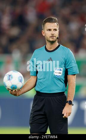 Stuttgart, Deutschland. Oktober 2024. Deutschland, Stuttgart, DFB-Cup, Fußball, VfB Stuttgart - 1. FC Kaiserslautern, MHP Arena, 29. Oktober 2024, Ligaspiel, 2. Runde, Männer, Staffel 2024/25 Schiedsrichter Daniel Schlager, DFB-VORSCHRIFTEN VERBIETEN JEDE VERWENDUNG VON FOTOGRAFIEN ALS BILDSEQUENZEN UND/ODER QUASI-VIDEO. Quelle: HMB Media/Alamy Live News Stockfoto