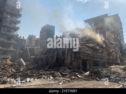 Beirut, Libanon. November 2024. Dieses Foto zeigt die Schäden, die israelische Kampfflugzeuge am 1. November 2024 im südlichen Vorort Beirut im Libanon angerichtet haben. Der libanesische Premierminister Najib Mikati beschuldigte Israel am Freitag, die Bemühungen um einen Waffenstillstand abzulehnen, da die israelischen Truppen am Freitag die südlichen Vororte Beiruts und andere Gebiete im Libanon bei Sonnenaufgang wieder bombardierten. Quelle: Bilal Jawich/Xinhua/Alamy Live News Stockfoto