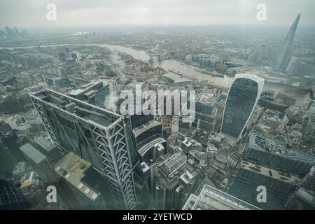 London, Großbritannien. 1. November 2024 Blick auf das Lloyds-Gebäude mit Blick auf die Themse und London Shard vom Horizon 22-Turm aus. Das britische Pfund erlitt den größten Rückgang seit 18 Monaten, nachdem die Kreditkosten in Großbritannien im Herbstbudget, das von Kanzlerin Rachel Reeves am Mittwoch Credit angekündigt wurde, auf 40 Milliarden Pfund gestiegen waren. Amer Ghazzal/Alamy Live News Stockfoto