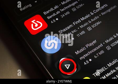 November 2024, Brasilien. In dieser Fotoabbildung wird das Shazam and Music Player App-Logo auf einem Smartphone-Bildschirm angezeigt. Stockfoto