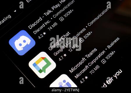 November 2024, Brasilien. In dieser Fotoabbildung wird das Logo der Discord-, Google Chat- und Microsoft Teams-App auf einem Smartphone-Bildschirm angezeigt. Stockfoto