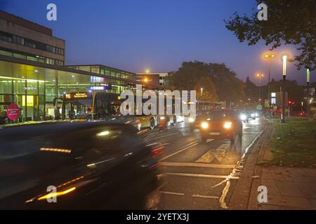 Wichtige Verkehrswege stark frequentierte Straßen am Abend, die direkt in die Essener Innenstadt führen. Essen Nordrhein-Westfalen Deutschland Innenstadt *** wichtige Verkehrswege am Abend stark frequentierte Straßen, die direkt in die Essener Innenstadt führen Essen Nordrhein-Westfalen Deutschland Stadtzentrum Stockfoto