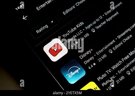 November 2024, Brasilien. In dieser Fotoabbildung wird das Logo der YouTube Kids, Disney Plus und Pluto TV App auf einem Smartphone-Bildschirm angezeigt. Stockfoto