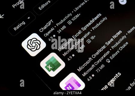 November 2024, Brasilien. In dieser Fotoabbildung wird das ChatGPT-, Microsoft Excel- und Microsoft OneNote-App-Logo auf einem Smartphone-Bildschirm angezeigt. Stockfoto