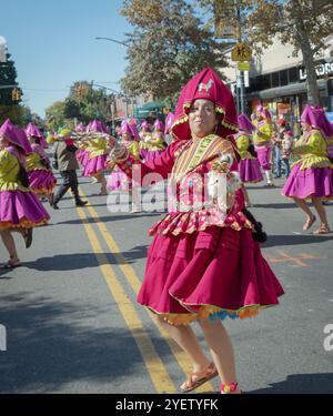 Lebhafte Tänzer der Fundación Socio Cultural Diablada Boliviana Gruppe tanzen und marschieren während des Bolivian Day Parafe in Jackson Heights, Queens. Stockfoto