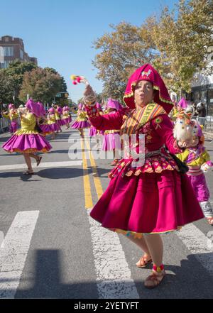 Lebhafte Tänzer der Fundación Socio Cultural Diablada Boliviana Gruppe tanzen und marschieren während des Bolivian Day Parafe in Jackson Heights, Queens. Stockfoto