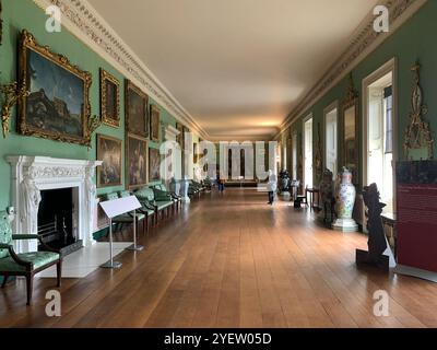 Osterley House, National Trust, Isleworth, Großbritannien. 31. Oktober 2024. Gemälde in der Long Gallery im wunderschönen Osterley House im Osterley Park in Isleworth, West London, Großbritannien, das sich im Besitz des National Trust befindet. Das Haus im Osterley Park wurde vom Architekten Robert Adam für die Familie Child Ende des 18. Jahrhunderts verwandelt und in ein modisches Partyhaus verwandelt, das Bankkunden, Freunde und Familie unterhält. Das neoklassizistische Herrenhaus am Osterley Park war ursprünglich ein Tudor-Haus, das in den 1570er Jahren von Sir Thomas Gresham erbaut wurde. Das Haus wurde später von dem wohlhabenden Bankier Sir F erworben Stockfoto