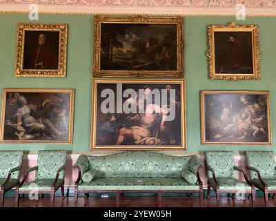 Osterley House, National Trust, Isleworth, Großbritannien. 31. Oktober 2024. Gemälde in der Long Gallery im wunderschönen Osterley House im Osterley Park in Isleworth, West London, Großbritannien, das sich im Besitz des National Trust befindet. Das Haus im Osterley Park wurde vom Architekten Robert Adam für die Familie Child Ende des 18. Jahrhunderts verwandelt und in ein modisches Partyhaus verwandelt, das Bankkunden, Freunde und Familie unterhält. Das neoklassizistische Herrenhaus am Osterley Park war ursprünglich ein Tudor-Haus, das in den 1570er Jahren von Sir Thomas Gresham erbaut wurde. Das Haus wurde später von dem wohlhabenden Bankier Sir F erworben Stockfoto