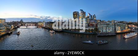 Panoramablick auf die beleuchtete Skyline von London Stockfoto