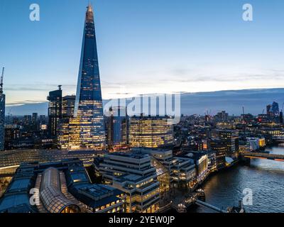 Luftbild der Londoner Skyline am Abend Stockfoto