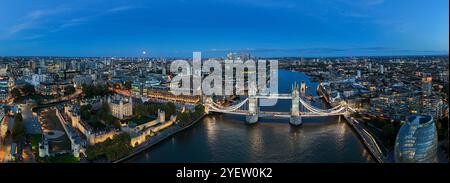 Panoramablick auf die beleuchtete Skyline von London Stockfoto