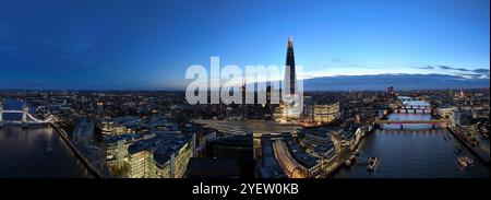 Panoramablick auf die beleuchtete Skyline von London Stockfoto