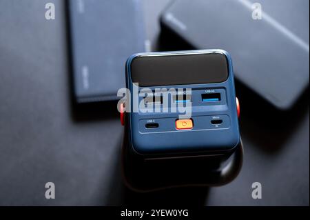 Eine Reihe von Powerbanks. Leistungsstarke USB-Akkus Stockfoto