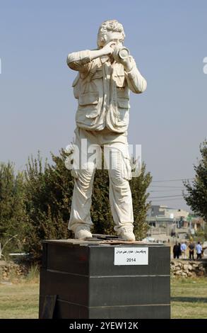 Statue des iranischen Fotojournalisten Kaveh Golestan am Halabja Memorial Monument im irakischen KurdistanMemorial Stockfoto