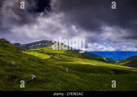 Bilder von Col de Pailheres. Dieser Berg liegt im Département Ariège in den französischen Pyrenäen. Dieser Pass gipfelt in einer Höhe von 2.001 Metern. Stockfoto