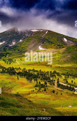 Bilder von Col de Pailheres. Dieser Berg liegt im Département Ariège in den französischen Pyrenäen. Dieser Pass gipfelt in einer Höhe von 2.001 Metern. Stockfoto