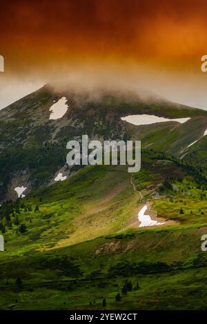 Bilder von Col de Pailheres. Dieser Berg liegt im Département Ariège in den französischen Pyrenäen. Dieser Pass gipfelt in einer Höhe von 2.001 Metern. Stockfoto