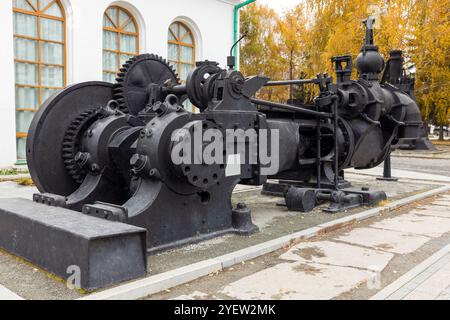 Vintage-Dampfumkehrmaschine, schwarze Industriemaschine vom Ende des XIX. Jahrhunderts Stockfoto