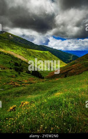 Bilder von Col de Pailheres. Dieser Berg liegt im Département Ariège in den französischen Pyrenäen. Dieser Pass gipfelt in einer Höhe von 2.001 Metern. Stockfoto