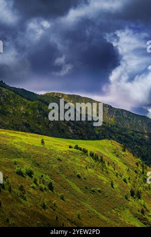 Bilder von Col de Pailheres. Dieser Berg liegt im Département Ariège in den französischen Pyrenäen. Dieser Pass gipfelt in einer Höhe von 2.001 Metern. Stockfoto