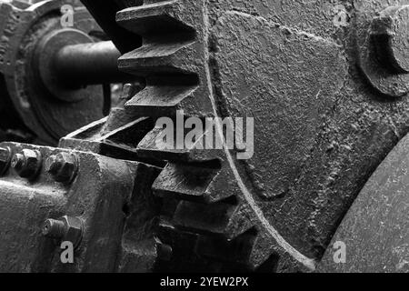 Massive alte schwarze Zahnräder, Nahaufnahme Schwarzweiß-Foto mit selektivem Fokus, abstrakter Hintergrund aus der Schwerindustrie Stockfoto