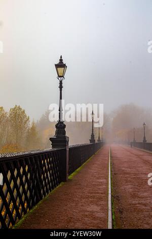 Nebel auf der Brücke Stockfoto