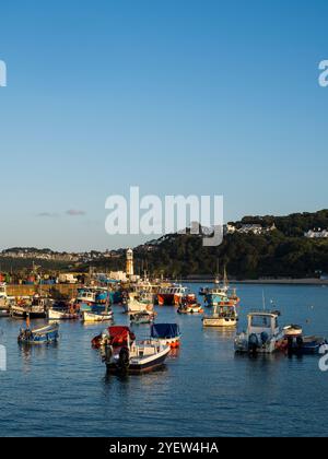 Sonnenaufgang, Fischerboote, St. Ives Harbour, Cornwall, England, GROSSBRITANNIEN, GB. Stockfoto