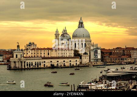 Venedig, Vento – IT – 14. Okt. 2024 Blick bei Dämmerung auf den Canale Grande von Venedig mit Gondeln in der Nähe des Ufers und die Basilika Santa Maria della Sal Stockfoto