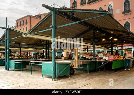 Venedig, Vento – IT – 14. Okt. 2024 der Rialto-Markt in Venedig ist voller lebhafter Stände, an denen frisches Obst, Gemüse und Meeresfrüchte angeboten werden. Unter A Stockfoto