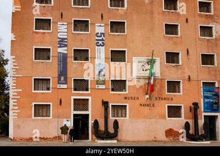 Venedig, Vento – IT – 13. Oktober 2024 das Museo Storico Navale di Venezia, ein historisches Marinemuseum in Venedig, zeigt große Anker vor seinem Eingang Stockfoto