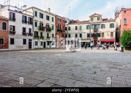 Venedig, Vento – IT – 13. Oktober 2024 Campo Bandiera e Moro in Venedig ist ein bezaubernder Platz mit historischen Gebäuden, Cafés und der Kirche San Gio Stockfoto