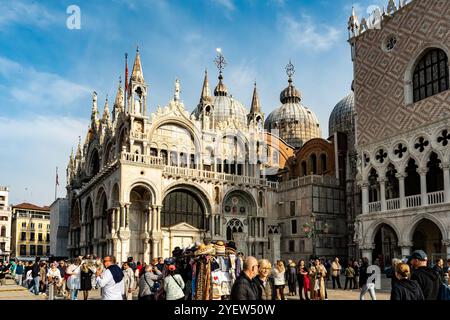 Venedig, Vento – IT – 13. Oktober 2024 Touristen treffen sich am majestätischen Markusdom in Venedig und bewundern die kunstvollen Kuppeln, Türme und den komplizierten Bogen Stockfoto