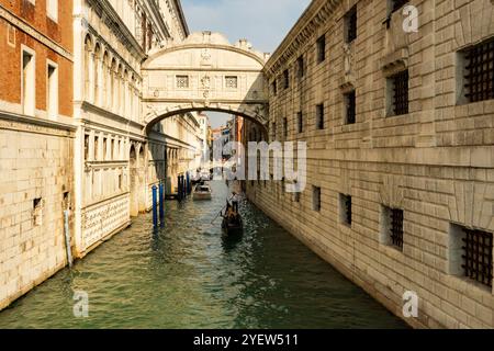 Venedig, Vento – IT – 13. Oktober 2024 die Seufzerbrücke in Venedig, eine berühmte umschlossene Kalksteinbrücke, verbindet den Dogenpalast mit dem Gefängnis. Es ist el Stockfoto