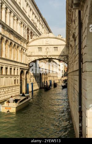 Venedig, Vento – IT – 13. Oktober 2024 die Seufzerbrücke in Venedig, eine berühmte umschlossene Kalksteinbrücke, verbindet den Dogenpalast mit dem Gefängnis. Es ist el Stockfoto