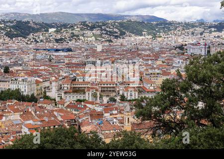 Wunderbarer Blick vom Schlosshügel Nizza auf die Dächer der Altstadt Nizza und Umgebung, Nizza, Alpes-Côte dAzur, französische Riviera, Südfrankreich Stockfoto