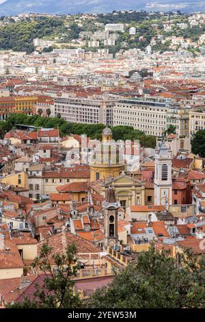 Wunderbarer Blick vom Schlosshügel Nizza auf die Dächer der Altstadt Nizza und Umgebung, Nizza, Alpes-Côte dAzur, französische Riviera, Südfrankreich Stockfoto