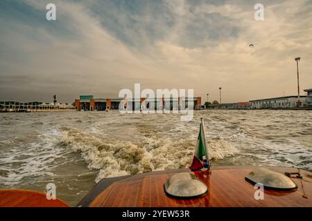 Venedig, Vento – IT – 13. Oktober 2024 ein Wassertaxi vom Flughafen Venedig Marco Polo. Das Boot erzeugt bei der Abfahrt Kräuselungen im Wasser, mit dem Termin Stockfoto