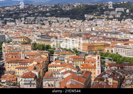 Wunderbarer Blick vom Schlosshügel Nizza auf die Dächer der Altstadt Nizza und Umgebung, Nizza, Alpes-Côte dAzur, französische Riviera, Südfrankreich Stockfoto