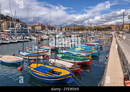 Farbenfrohe Fischerboote liegen im Hafen / Hafen von Nizza, französische Riviera, Alpes-Côte dAzur, Südfrankreich Stockfoto