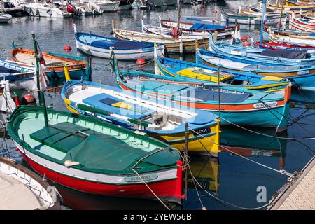Farbenfrohe Fischerboote liegen im Hafen / Hafen von Nizza, Frankreich, französische Riviera, Côte dAzur, Südfrankreich Stockfoto